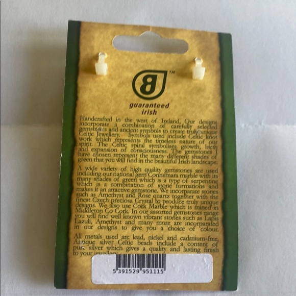 Elegant Green Bracelet with Gemstone Accents - Picture 2 of 2